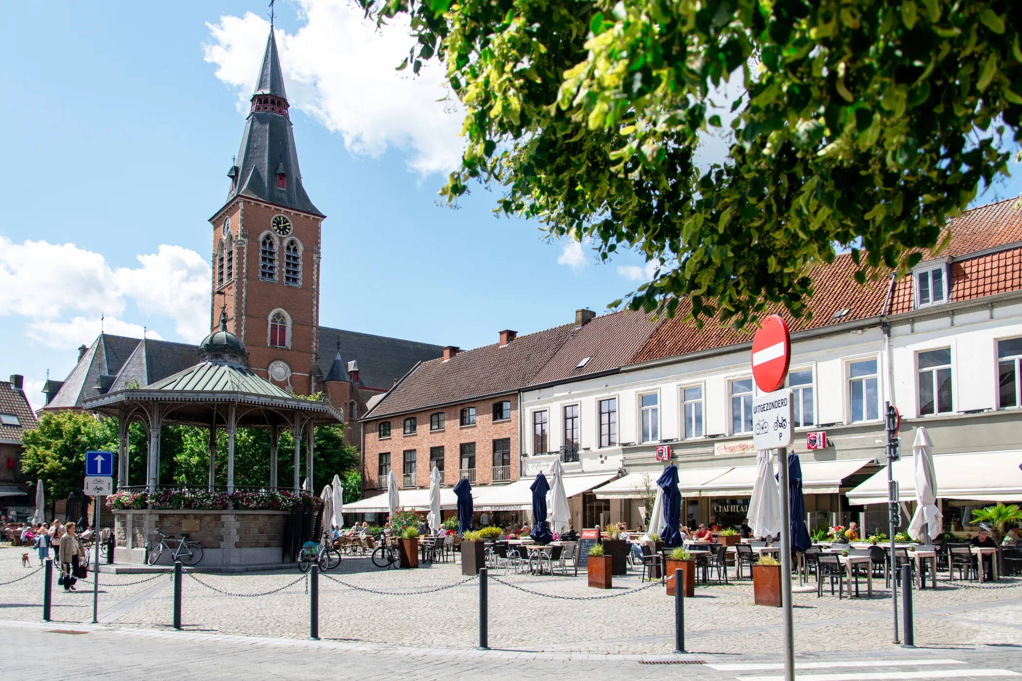 Aalter: landelijke gemeente met groene omgeving, cultuur, lokale winkels, horeca en moderne woonwijken