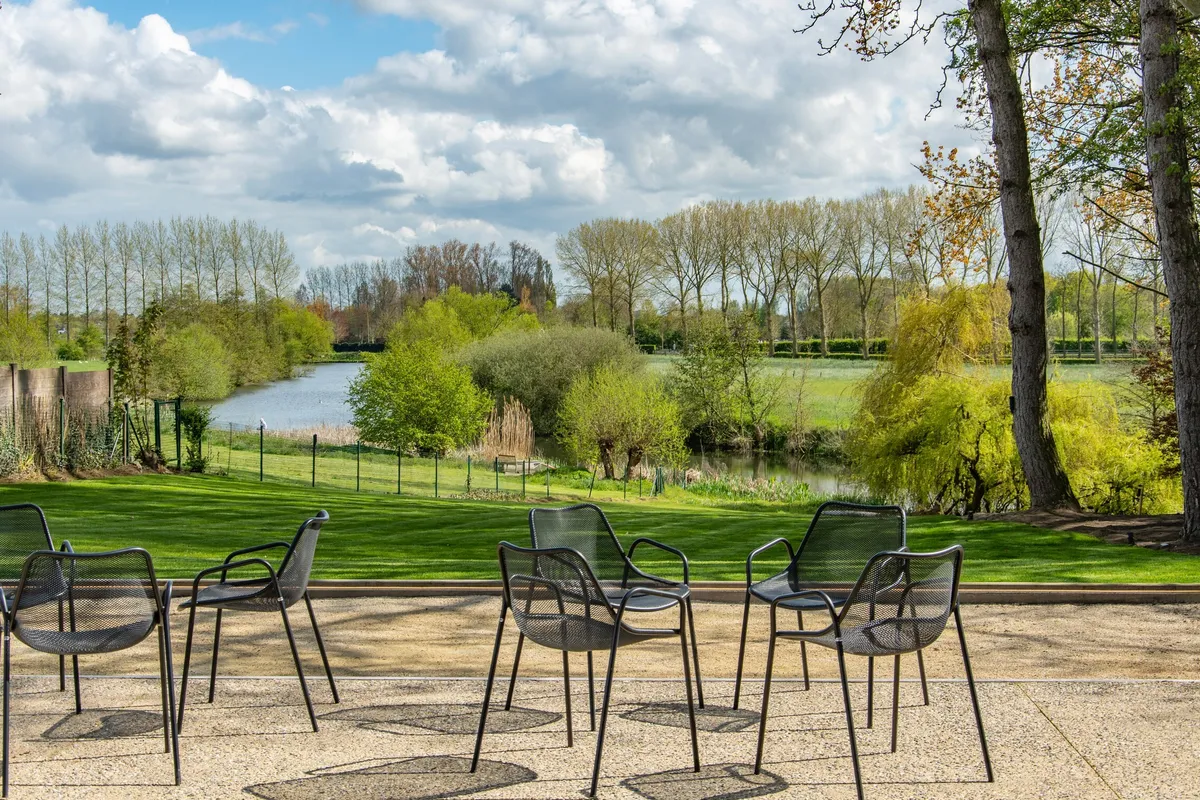 Bachte-Maria-Leerne: landelijke deelgemeente van Deinze met groene omgeving, cultuur, lokale winkels en rustige woonwijken