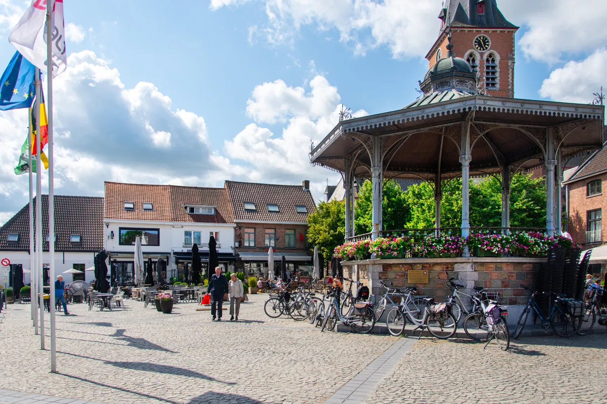 Aalter: landelijke gemeente met groene omgeving, cultuur, lokale winkels, horeca en moderne woonwijken