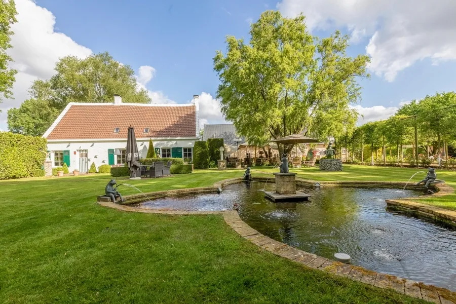 Landbergh | Landhuis met bedrijfsgebouw Lievegem – 3 slaapkamers, studio, tuin en waterkant