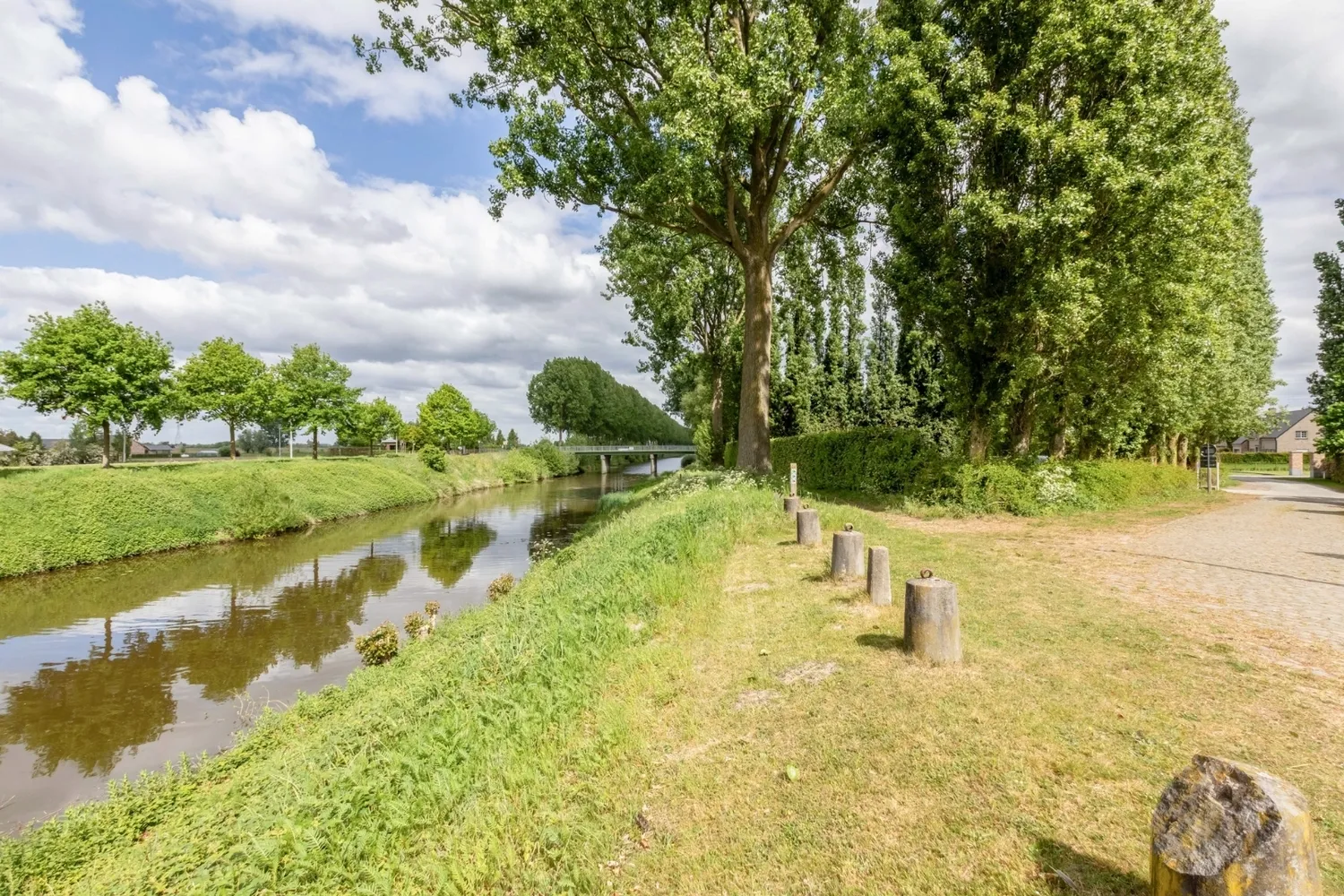 Landbergh | Landhuis met bedrijfsgebouw Lievegem – 3 slaapkamers, studio, tuin en waterkant